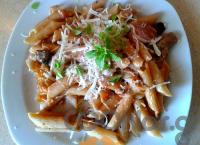 Η συνταγή της Ημέρας: Πένες με ροζ σάλτσα, μπέικον και βασιλικό