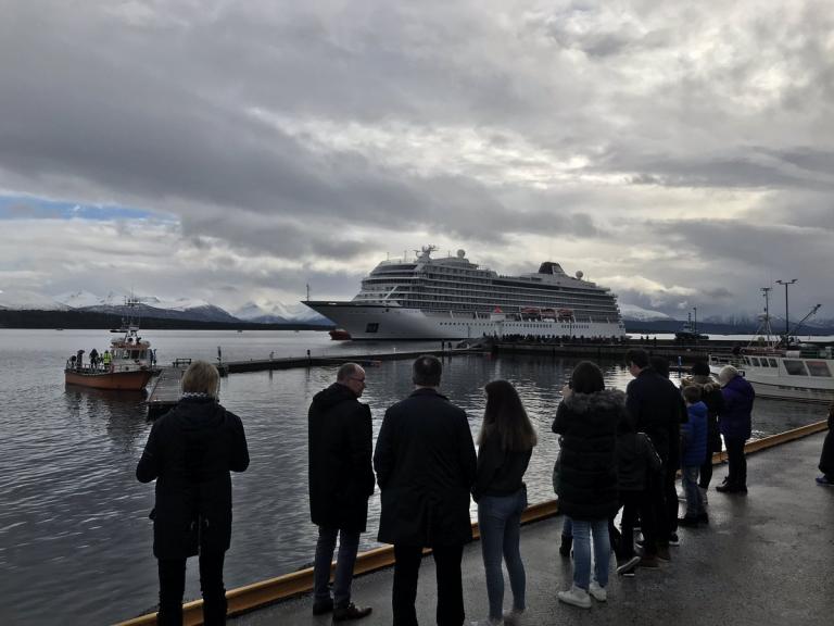 Viking Sky: Αίσιο τέλος στο θρίλερ στη Νορβηγία – Το κρουαζιερόπλοιο έφθασε στο λιμάνι του Μόλντε