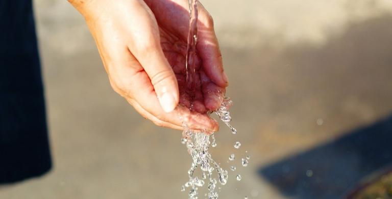 Το μυστήριο με τα δάχτυλα που «ζαρώνουν» όταν μένουν πολλή ώρα στο νερό