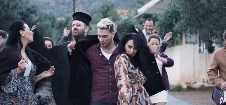 Τι έγινε Κωστάκη, σε γουστάρει η χωριάτισσα; Η ατάκα της Μπότση έγινε τραγούδι και τα σπάει (vid)