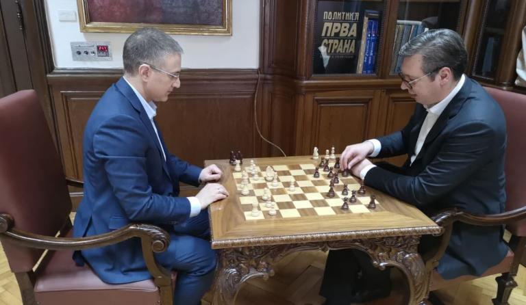 Σερβία: Την ώρα που διαδηλωτές “πολιορκούσαν” το προεδρικό ο Βούτσιτς έπαιζε σκάκι
