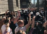 Σερβία: Αποκλεισμένος από διαδηλωτές στο προεδρικό μέγαρο ο πρόεδρος Boύτσιτς