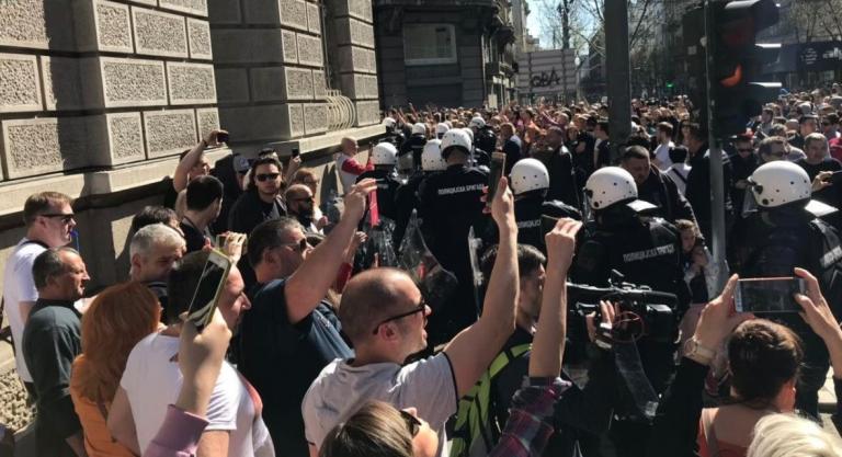 Σερβία: Αποκλεισμένος από διαδηλωτές στο προεδρικό μέγαρο ο πρόεδρος Boύτσιτς