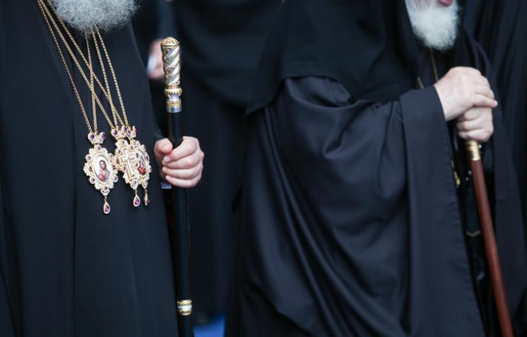 “Ο παππάς ευλογάει πρώτα τα γένια του”: Πως προέκυψε η φράση