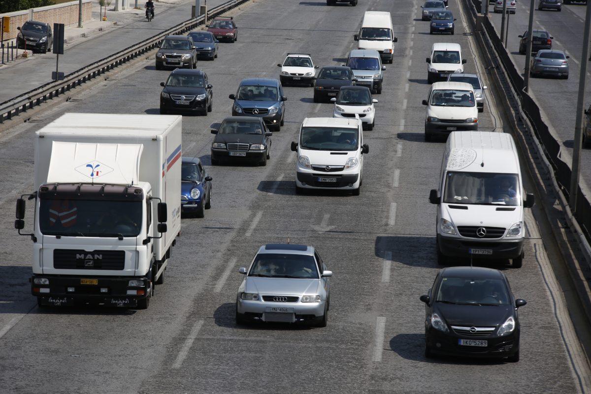 Τροχαίο στην Εθνική οδό: Φορτηγό συγκρούστηκε με Ι.Χ. στο ύψος του ΣΕΦ