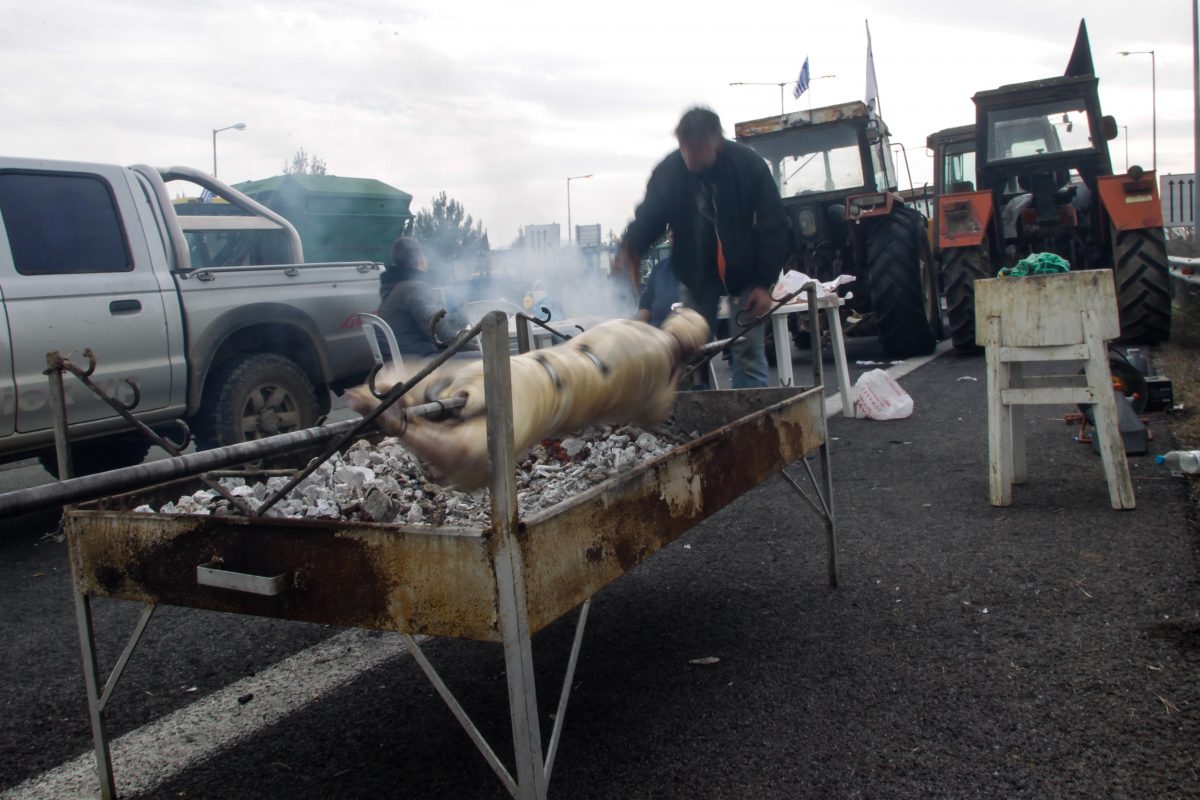 Κυριακή του Πάσχα 2019: Τι γιορτάζουμε – Τα έθιμα – Γιατί σουβλίζουμε