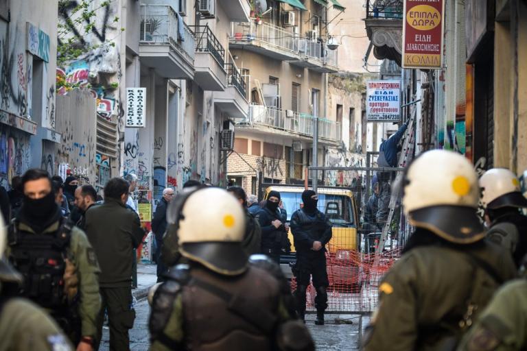 Επεισόδια στα Εξάρχεια: Επίθεση αντιεξουσιαστών με μολότοφ στα ΜΑΤ