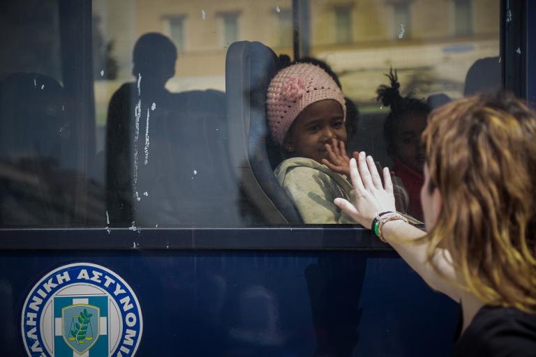 Πρόσφυγες Σύνταγμα: Αποχώρησαν με δάκρυα στα μάτια