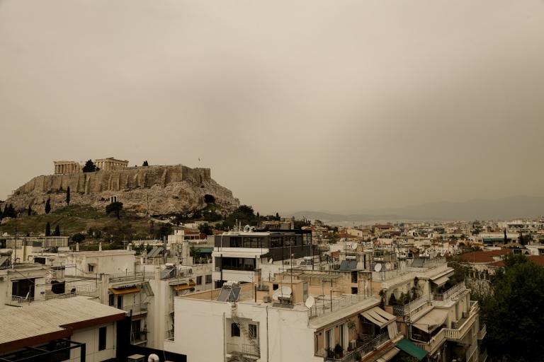 Καιρός: Η αφρικανική σκόνη σκεπάζει την Αθήνα (pics)