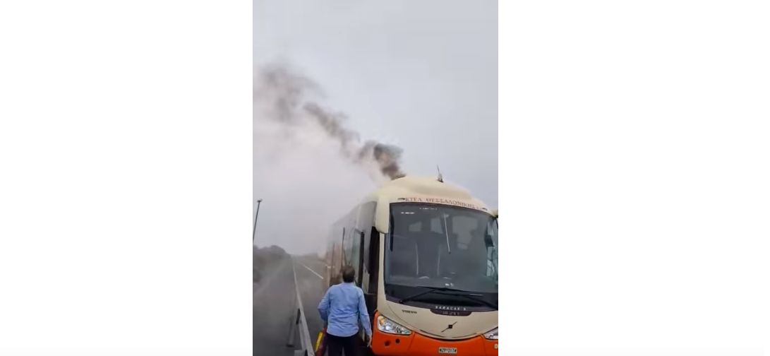 Φωτιά σε λεωφορείο του ΚΤΕΛ Θεσσαλονίκης (vid)