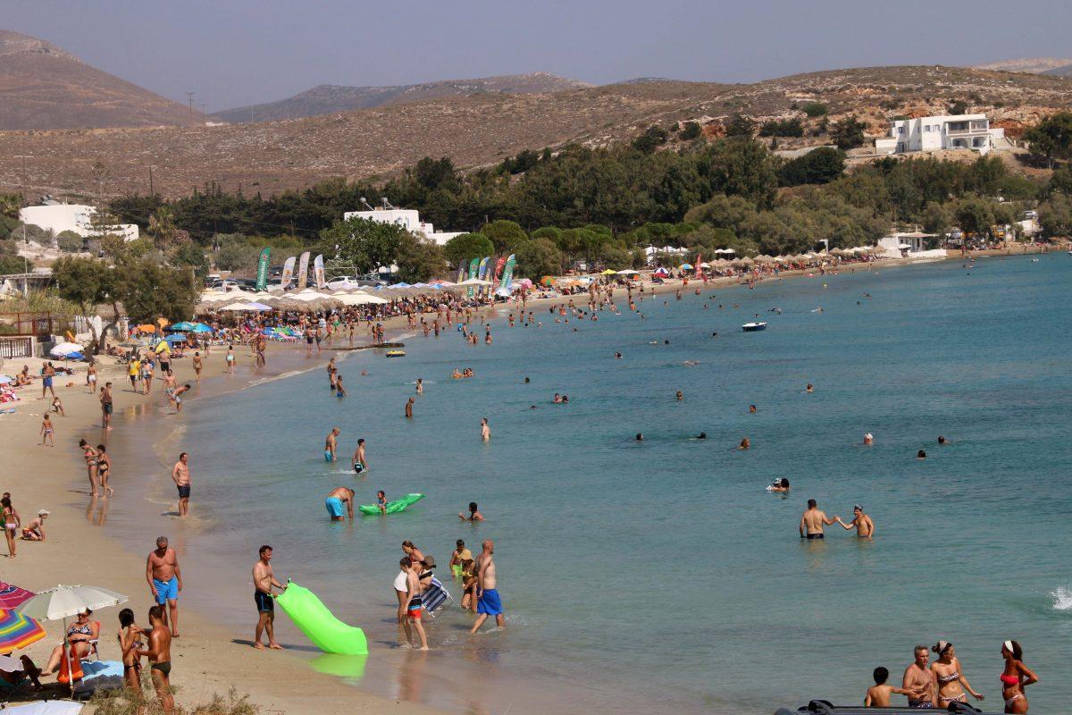 Καλοκαιρινές διακοπές: Πάρος και Μήλος στα δέκα καλύτερα νησιά