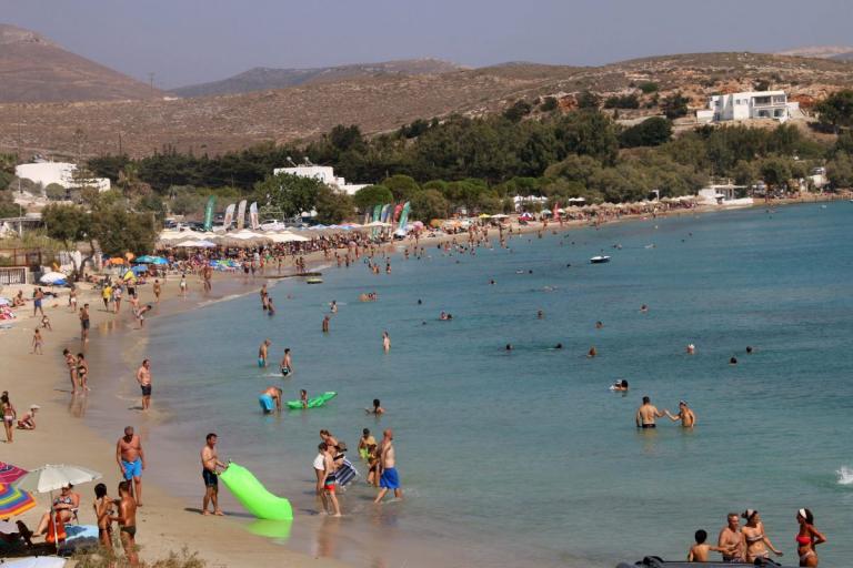 Καλοκαιρινές διακοπές: Πάρος και Μήλος στα δέκα καλύτερα νησιά