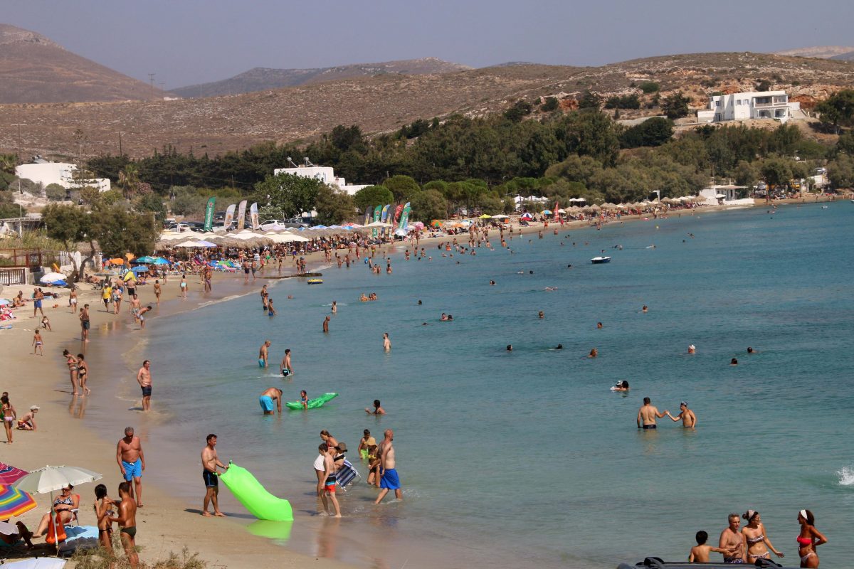 Καλοκαιρινές διακοπές: Πάρος και Μήλος στα δέκα καλύτερα νησιά