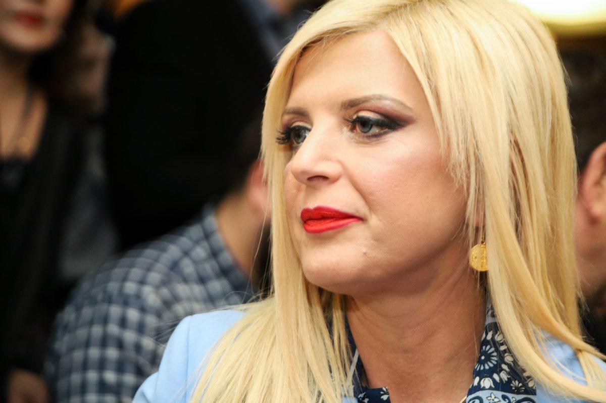 Μαρίνα Πατούλη: “Είναι αφροδισιακό το να βιδώνει ο άντρας μια λάμπα” (vid)