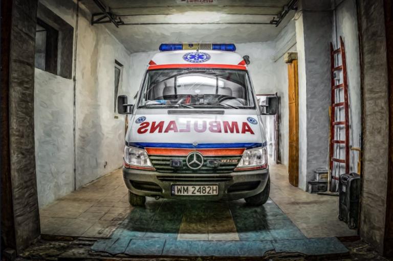 Δυστύχημα στην Πολωνία: Τρένο παρέσυρε ασθενοφόρο – Δυο νεκροί