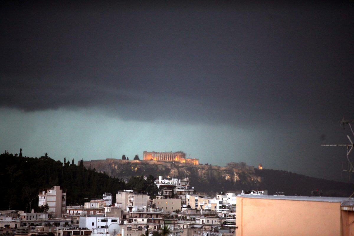 Καιρός: Κλειστή η Ακρόπολη λόγω της κακοκαιρίας