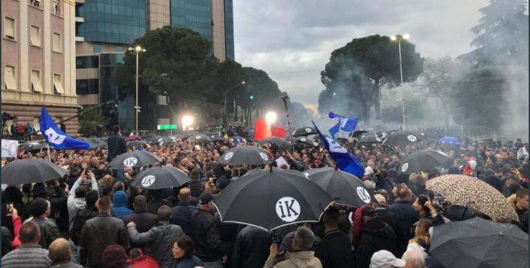 Αλβανία: «Μπαράζ» συγκρούσεων στα Τίρανα – Απόπειρα εισβολής στο κτίριο της κυβέρνησης