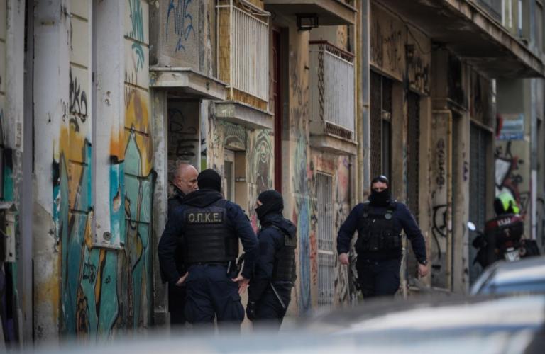 Εξάρχεια: Μεγάλη επιχείρηση της ΕΛΑΣ – Επέμβαση σε δύο καταλήψεις