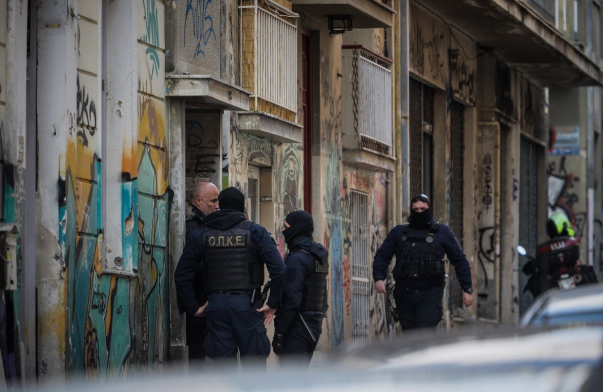 Εξάρχεια: Μεγάλη επιχείρηση της ΕΛΑΣ – Επέμβαση σε δύο καταλήψεις