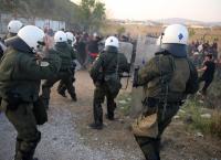 Διαβατά: Ισχυρή αστυνομική δύναμη έξω από το κέντρο φιλοξενίας όπου έχουν κατασκηνώσει, περίπου, 500 πρόσφυγες
