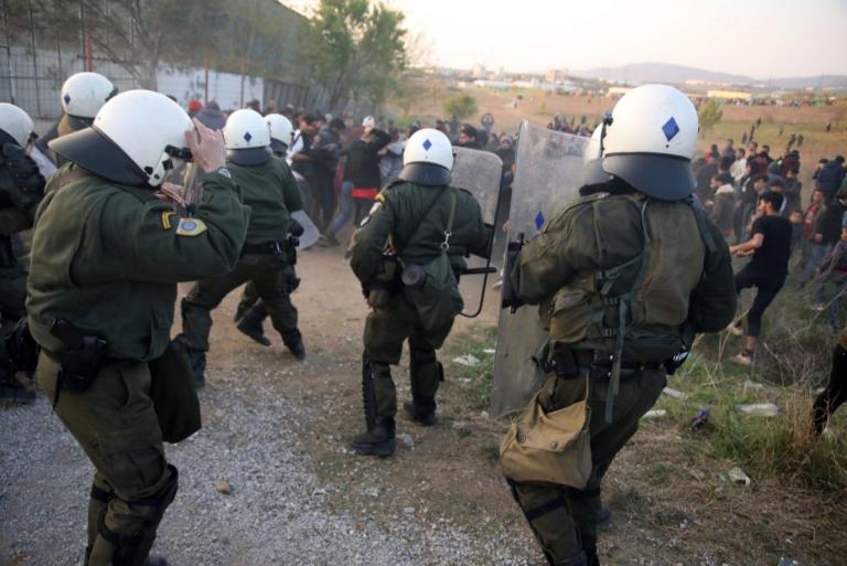 Διαβατά: Ισχυρή αστυνομική δύναμη έξω από το κέντρο φιλοξενίας όπου έχουν κατασκηνώσει, περίπου, 500 πρόσφυγες
