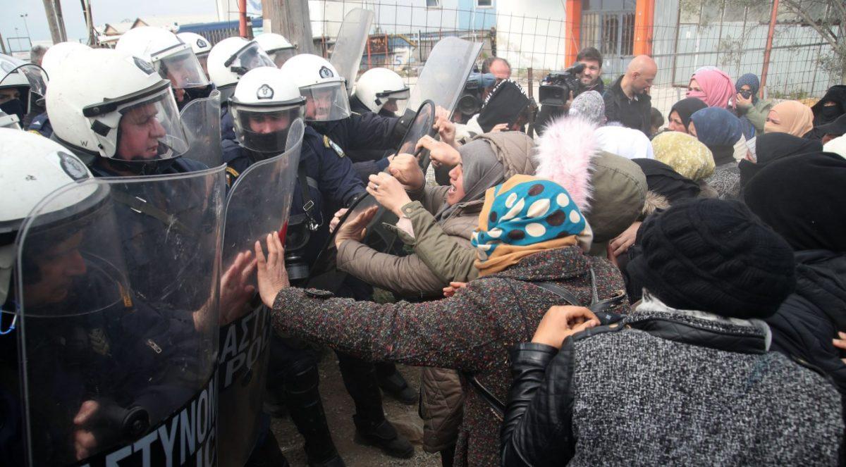 Διαβατά: Σοβαρά επεισόδια και χημικά μεταξύ προσφύγων και αστυνομικών