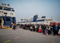 Αδειάζει η Αθήνα: Αναχωρούν κατά χιλιάδες οι εκδρομείς μέσω του Πειραιά και του Λαυρίου