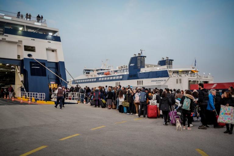 Αδειάζει η Αθήνα: Αναχωρούν κατά χιλιάδες οι εκδρομείς μέσω του Πειραιά και του Λαυρίου
