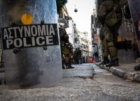 Εξάρχεια: Επίθεση σε αστυνομικούς της ομάδας ΔΙΑΣ – Ένας τραυματίας
