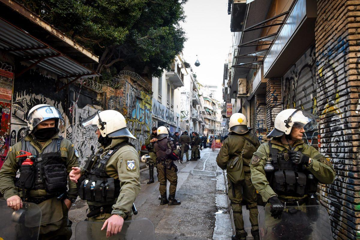 Εξάρχεια: Συλλήψεις και προσαγωγές από την επιχείρηση “σκούπα” της ΕΛΑΣ