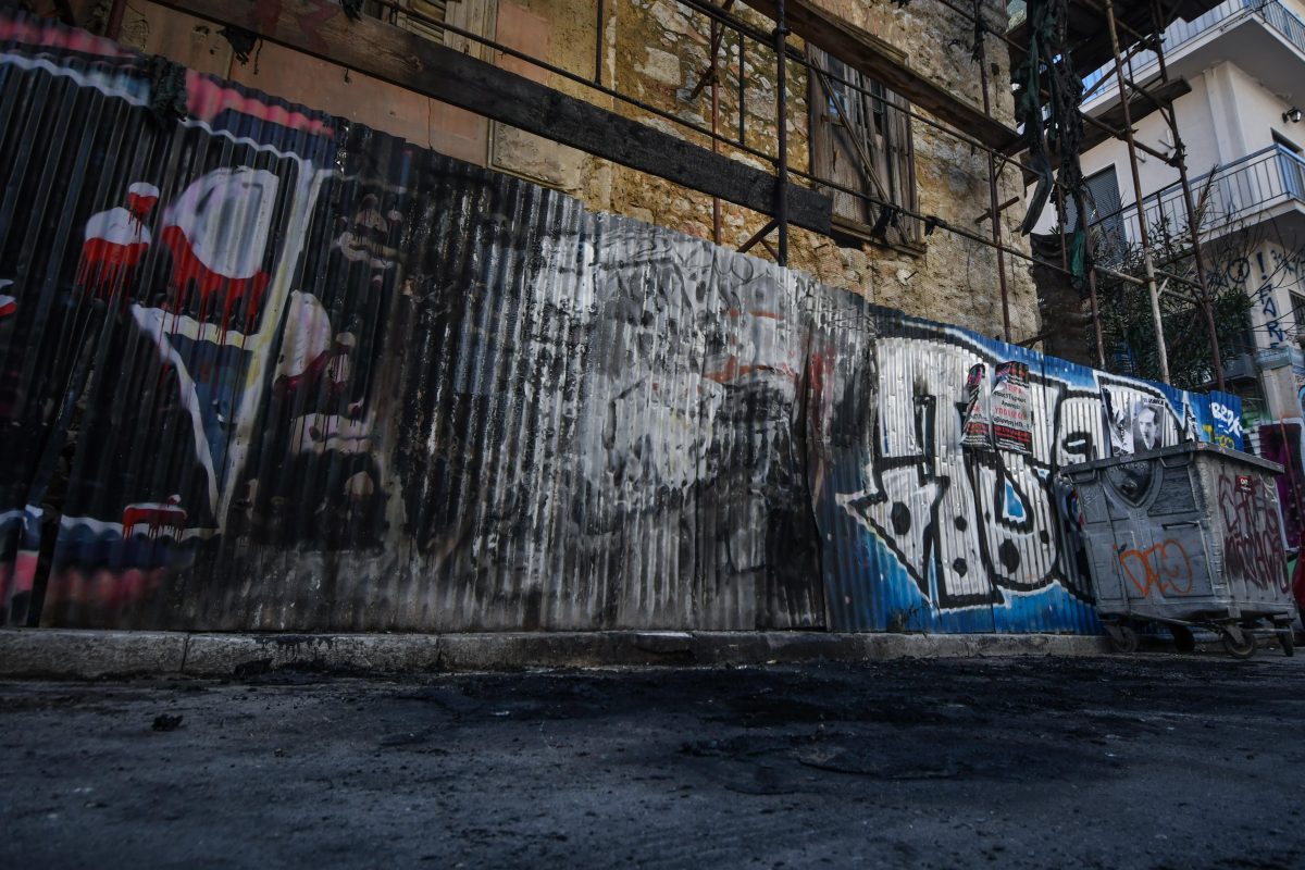 Εξάρχεια: Νέα νύχτα επεισοδίων με μολότοφ – Κάηκε αυτοκίνητο