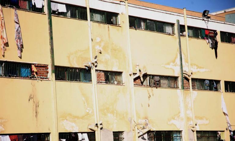 Επεισόδια στις φυλακές Αυλώνα: Κρατούμενοι πετούσαν αντικείμενα