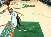 NBA: Μαγεία με 41 πόντους ο Αντετοκούνμπο, πρόκριση με 4-0 οι Μπακς