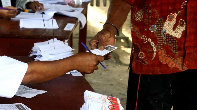Ινδονησία: Τρομερά πράγματα – 270 εκλογικοί υπάλληλοι νεκροί λόγω υπερκόπωσης