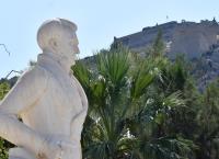 Ναύπλιο: Βανδαλισμοί στο άγαλμα του Καποδίστρια – Έκλεψαν τα δάκτυλά του (pics)