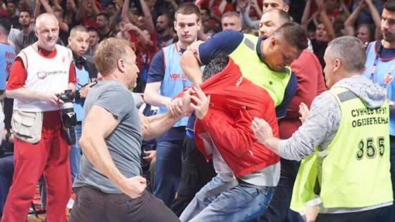 Φοβερό ξύλο: Παρουσιαστής της τηλεόρασης έδειρε φίλαθλο (vid)