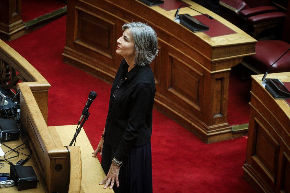 Αντιγόνη Λυμπεράκη: Ορκίστηκε βουλευτής στη θέση του Γιώργου Αμυρά (pics)
