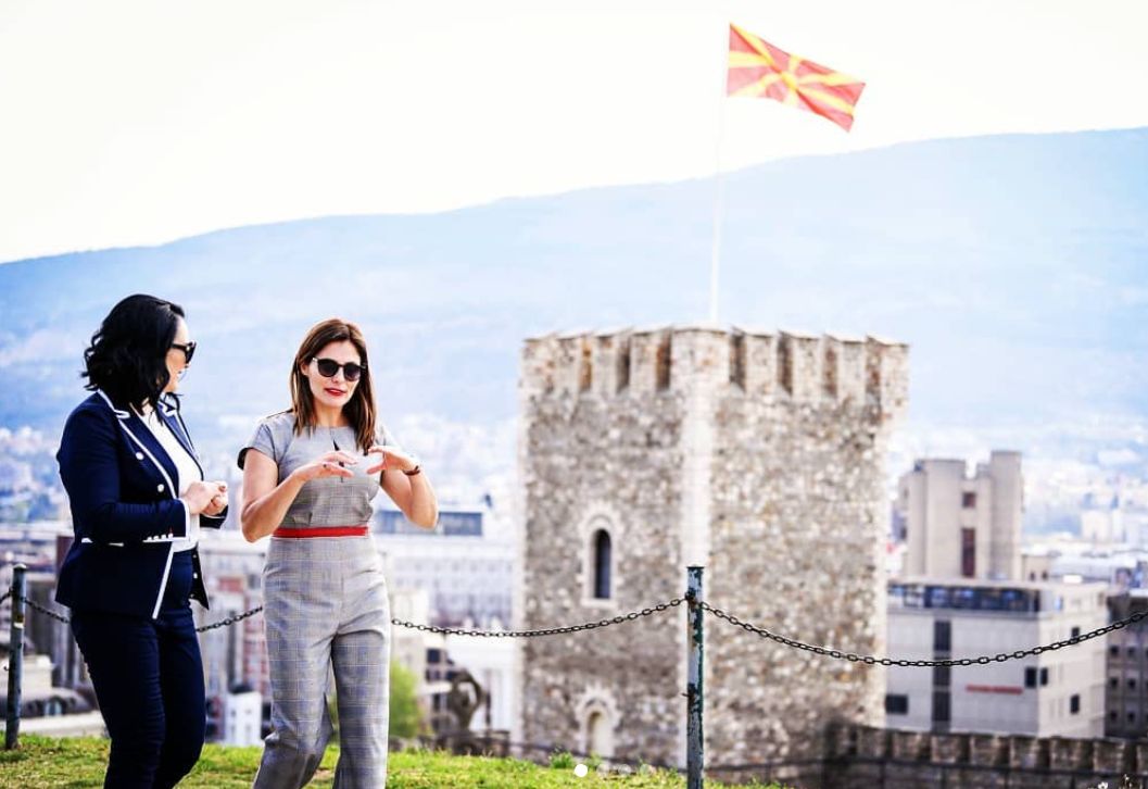 Μπέττυ Μπαζιάνα: Επισκέφτηκε το κάστρο των Σκοπίων όπου την υποδέχτηκε η σύζυγος του Ζόραν Ζάεφ (pics)