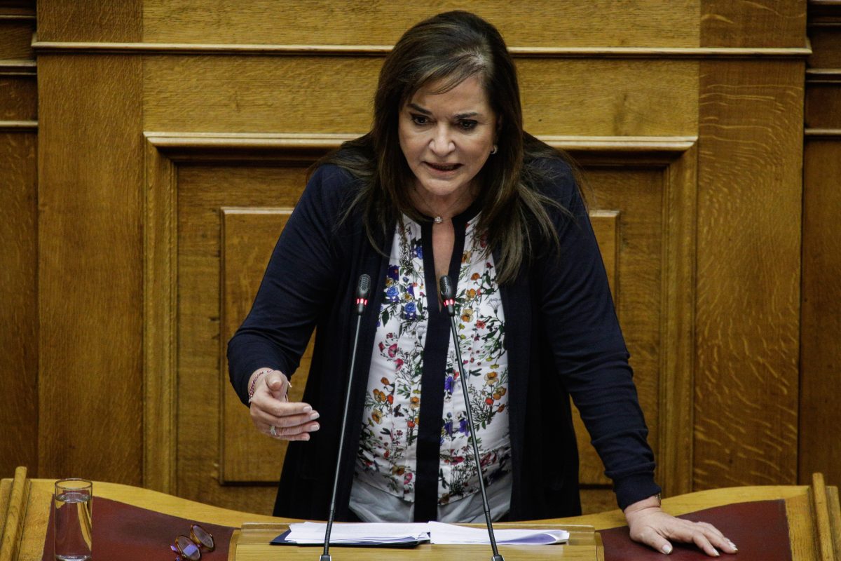 Μπακογιάννη: “Μετατρέψατε τη μομφή προς τον Πολάκη σε ψήφο εμπιστοσύνης αλλά δεν θα τη λάβετε από τον λαό”