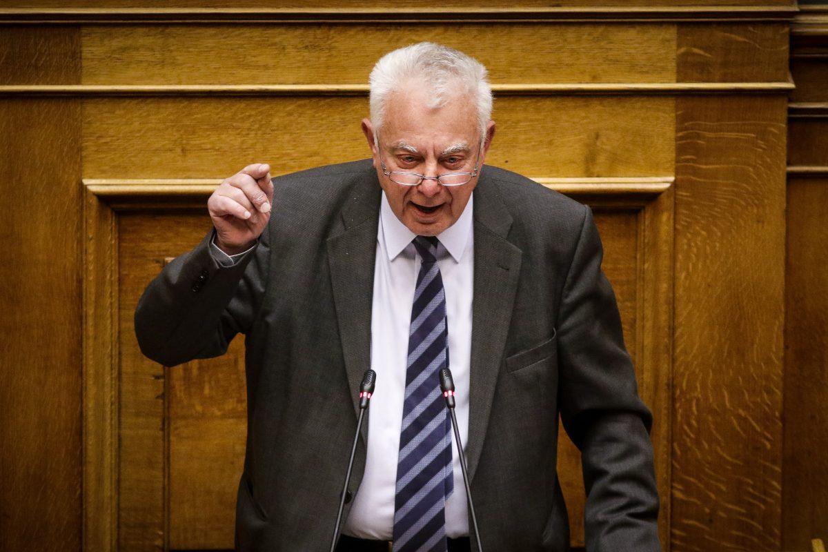 Πικραμμένος: “Φαρσοκωμωδία με κακό συγγραφέα η υπόθεση Novartis”