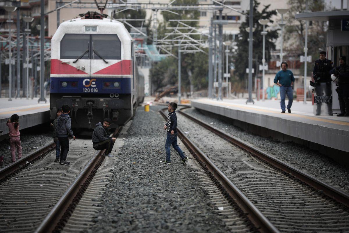 Σταθμός Λαρίσης: Αποχώρησαν οι πρόσφυγες – Κανονικά το δρομολόγιο των 23:55′