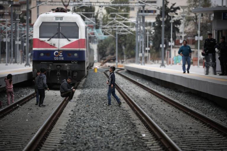 Σταθμός Λαρίσης: Αποχωρούν σταδιακά οι πρόσφυγες (pics)