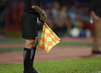 Βοηθός πέταξε το σημαιάκι του κι έφυγε τρέχοντας για την τουαλέτα (vid)