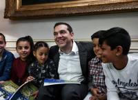 Ο Τσίπρας υποδέχτηκε Ρομά στο Μαξίμου – Τους διάβασε παραμύθια (pics)