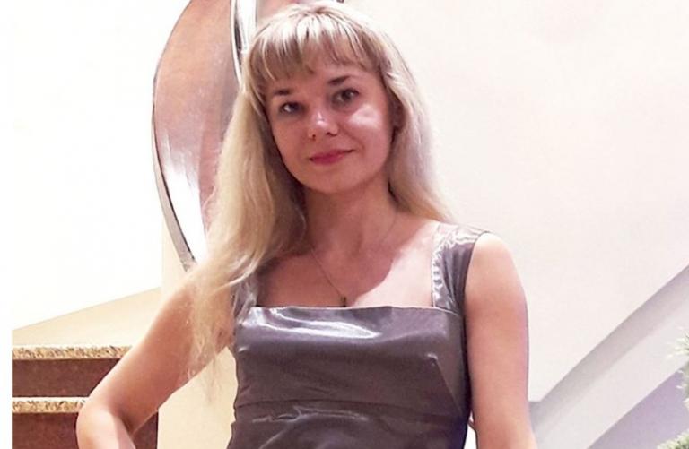 Ρωσία: Χιλιάδες πολίτες ποζάρουν με μαγιό για να στηρίξουν μια καθηγήτρια