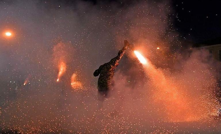 Καλαμάτα: Τέλος ο σαϊτοπόλεμος – Ανακοίνωσε ότι σταματάει το έθιμο ο δήμαρχος