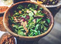 Πράσινη σαλάτα με ψητό κοτόπουλο