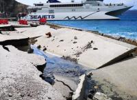 Σαντορίνη: Τα κύματα κατέστρεψαν το λιμάνι