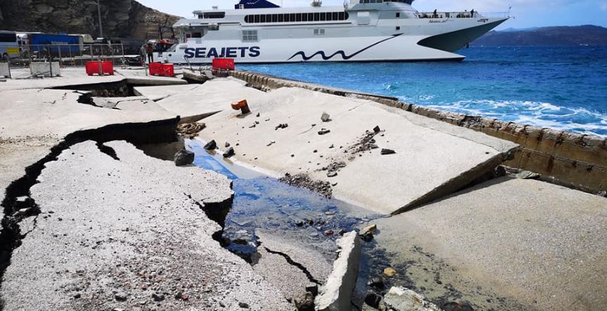Σαντορίνη: Τα κύματα κατέστρεψαν το λιμάνι