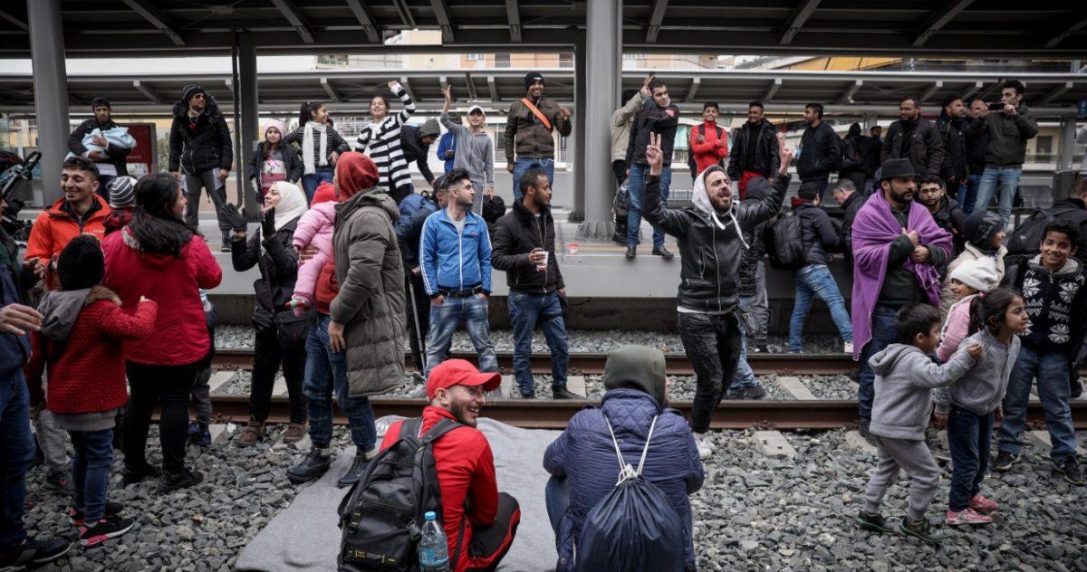 Σταθμός Λαρίσης: Κατάληψη από μετανάστες – Δεν εκτελούνται τα δρομολόγια (pics)